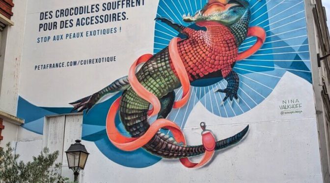 Un immense crocodile s’affiche dans Paris pour protester contre Hermès