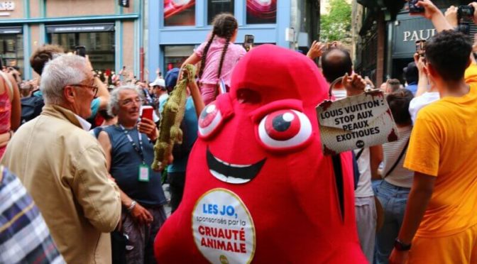 Strasbourg : la mascotte des JO suit la Flamme Olympique pour dénoncer LVMH