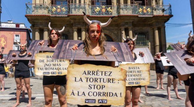 Des activistes « torturés » manifestent contre la corrida à Pampelune