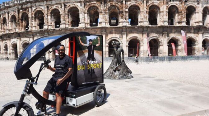 Tour de France : une affiche anti-corrida de Thibaut Pinot circule à vélo dans Nîmes