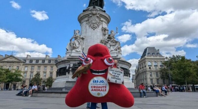 Jeux Olympiques : le sponsor LVMH ciblé par une mascotte dans les rues de Paris