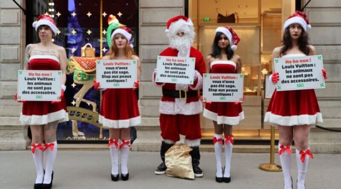 « Free the Animals Friday » : un « père Noël » et des « mères Noël » protestent devant une boutique Louis Vuitton