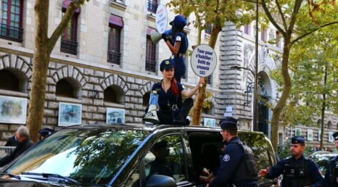 Paris Fashion Week : des « policières » perturbent le défilé Hermès pour mettre la marque face à ses crimes contre les animaux