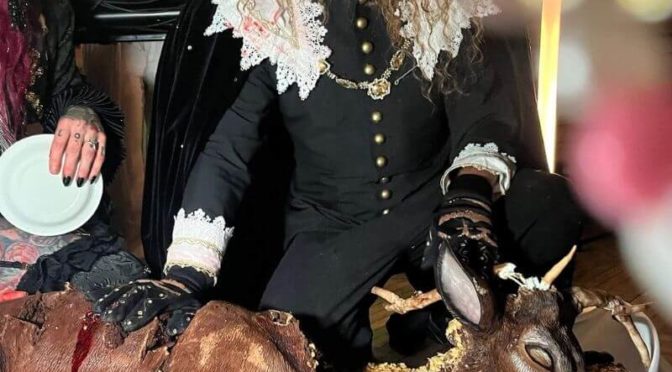 Après la corrida, la chasse ! Jeremstar signe un gâteau végan avec PETA pour sa fête d’Halloween